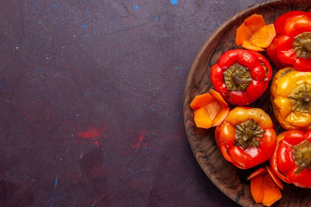 Vista superior mais de perto pimentões cozidos com carne moída dentro em fundo cinza refeição vegetais carne comida dolma