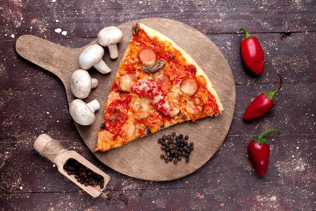 Vista superior mais próxima de uma deliciosa fatia de pizza com cogumelos frescos, tomates e pimentões vermelhos na mesa marrom