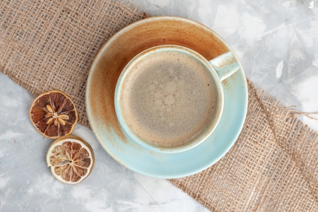 Vista superior mais próxima xícara de café com leite dentro da xícara na mesa branca beber café leite expresso americano