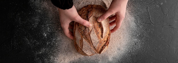 Vista superior mãos segurando pão