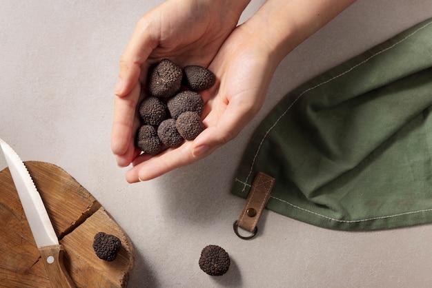 Foto grátis vista superior mãos segurando trufas