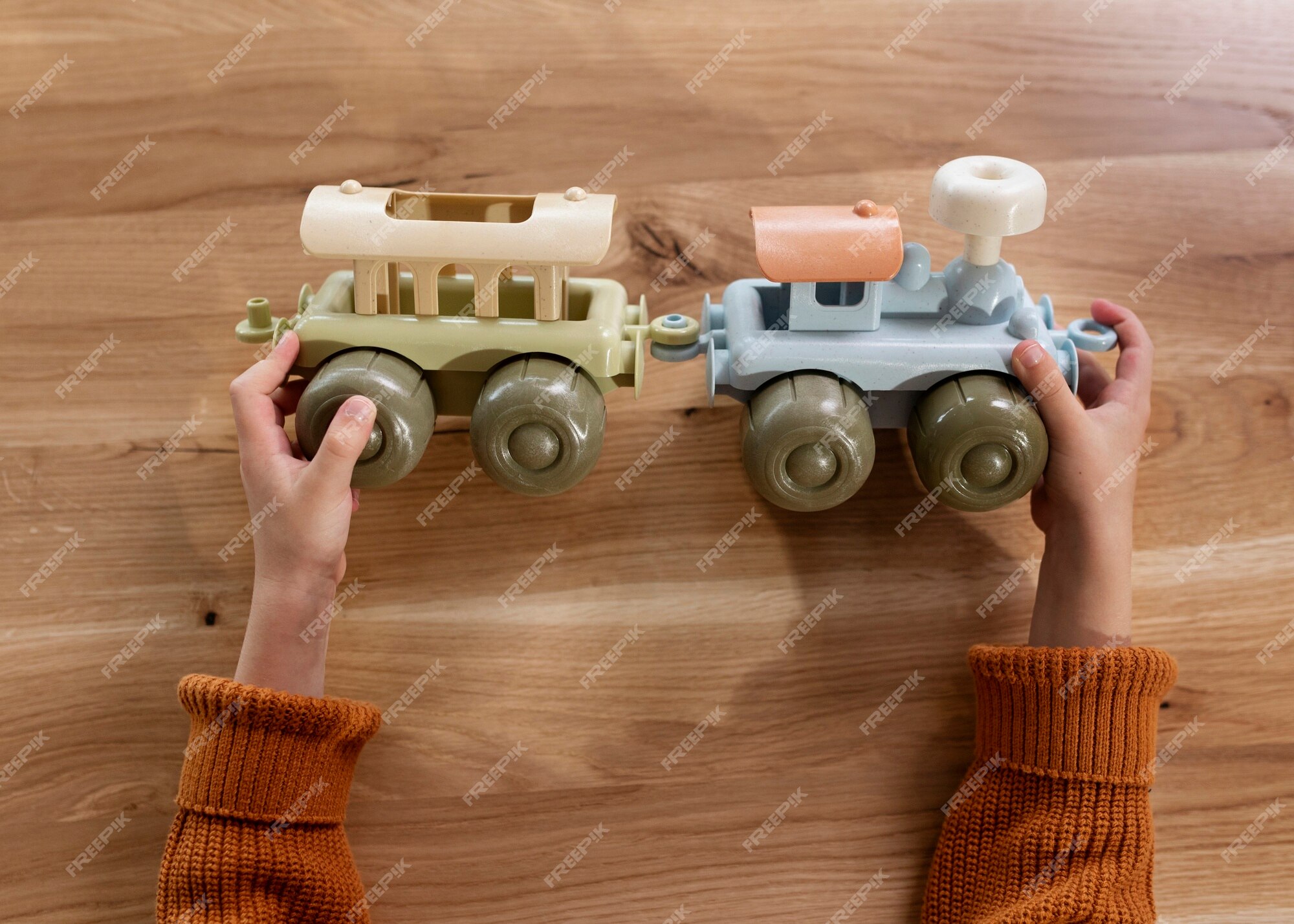 Trem do brinquedo foto de stock. Imagem de retro, brinquedo - 16389090   Trem de madeira, Carros de brinquedo de madeira, Trem de madeira de  brinquedo