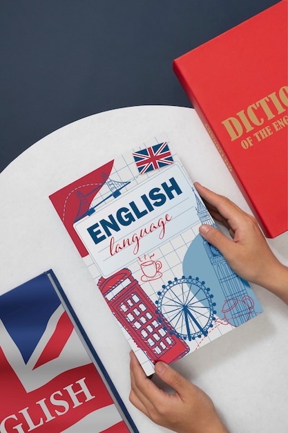 Foto grátis vista superior mãos segurando um livro em inglês