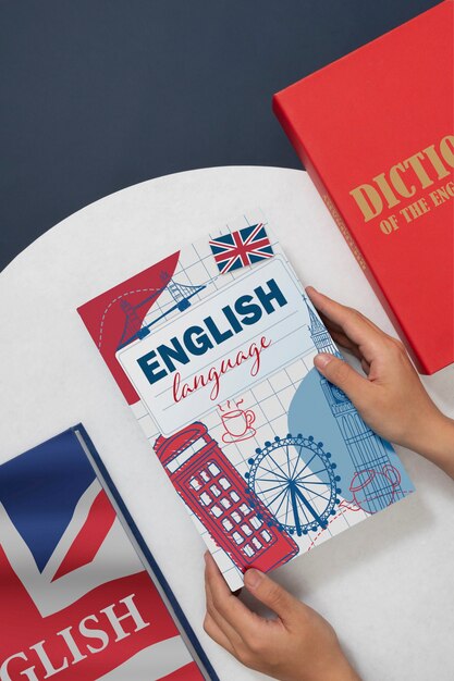 Vista superior mãos segurando um livro em inglês