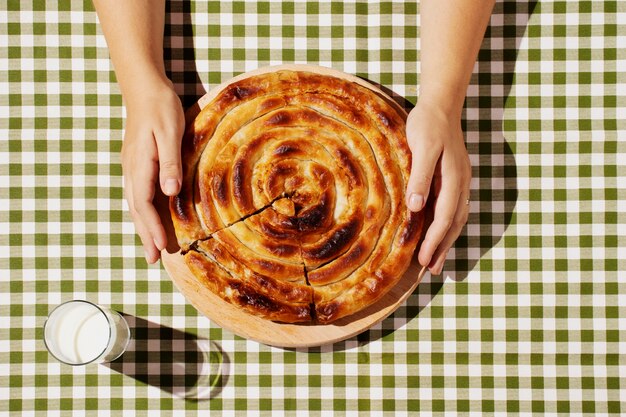 Vista superior mãos segurando uma deliciosa torta