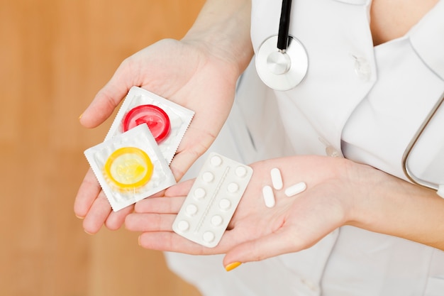 Vista superior médico segurando opções de contracepção