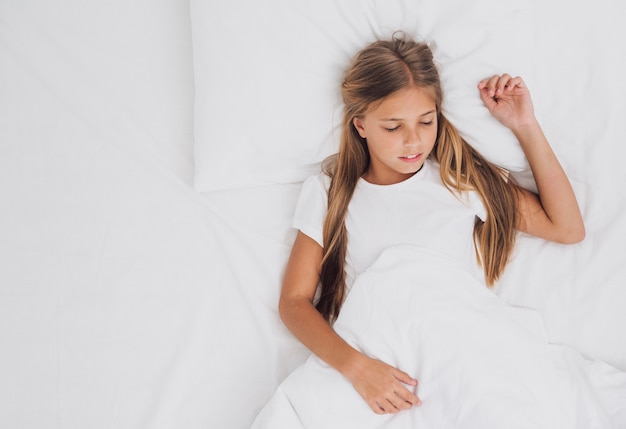 Foto grátis vista superior menina dormindo com espaço de cópia