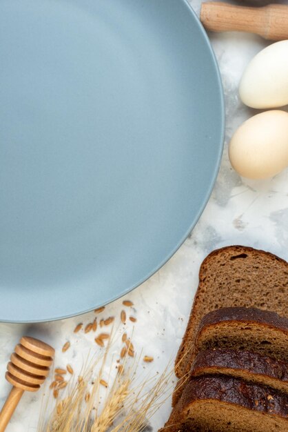 Vista superior mesa de café da manhã ovos geléia de geléia pão escuro sobre fundo branco massa de café forno de torta ovo de chá da manhã