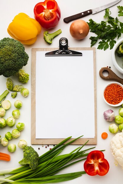 Vista superior mistura de legumes com caderno em branco