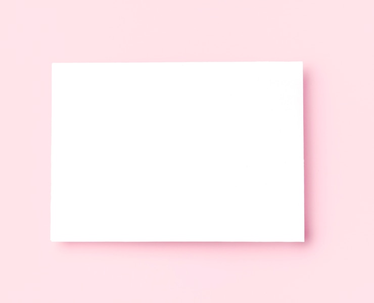 Foto grátis vista superior moldura branca em fundo rosa