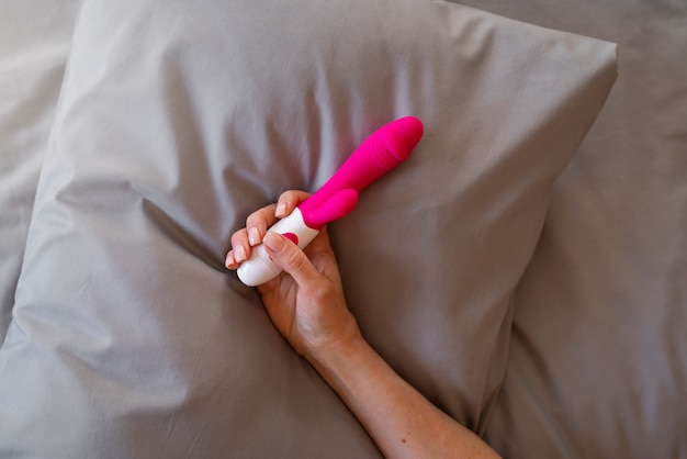 Foto grátis vista superior mulher e vibrador