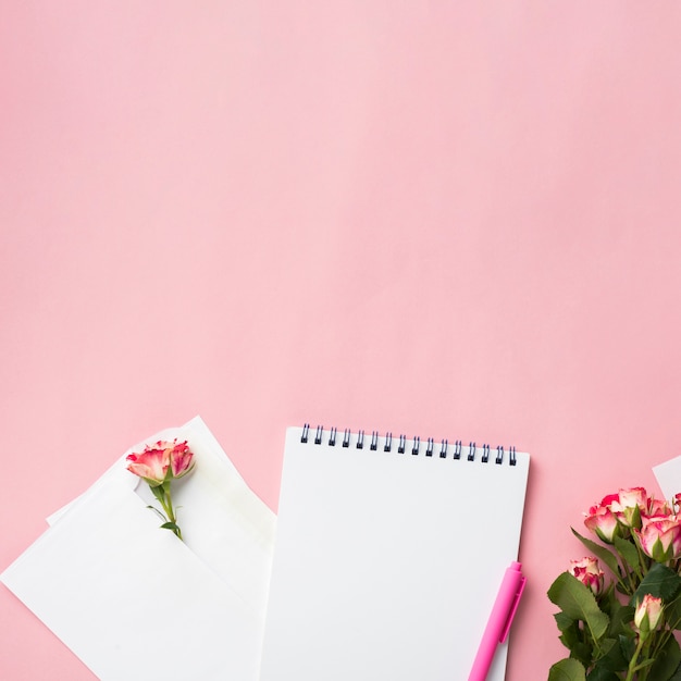 Vista superior no notebook na mesa com buquê de rosas e cópia espaço