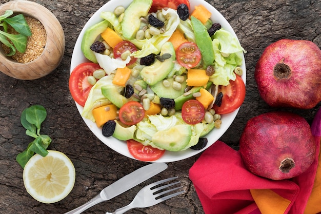 Vista superior nutritiva de frutas e salada vegetariana