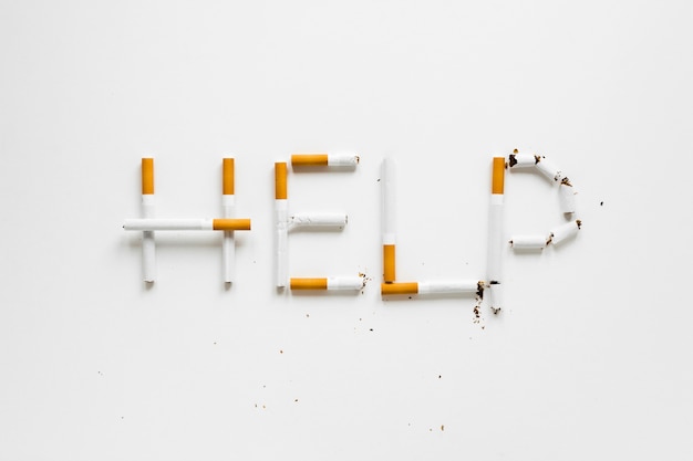 Foto grátis vista superior palavras feitas por cigarros