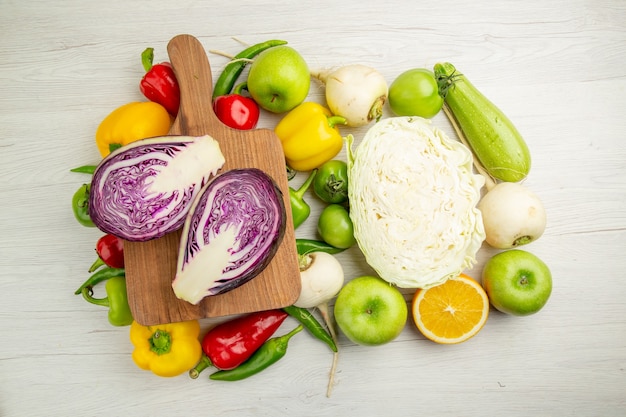 Vista superior pimentões frescos com maçãs repolho no fundo branco salada de cor madura dieta saudável