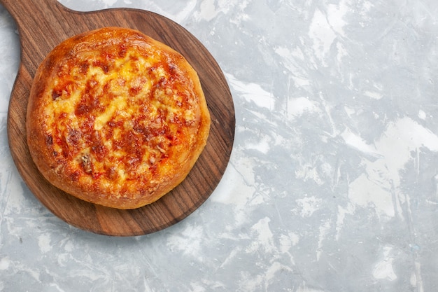 Vista superior pizza assada com queijo no branco