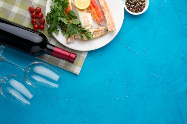 Foto grátis vista superior prato de frutos do mar com vinho