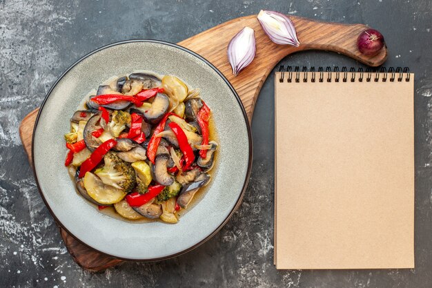 Vista superior prato saboroso de refeição de vegetais cozidos