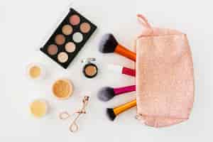 Foto grátis vista superior produtos cosméticos de beleza na bolsa