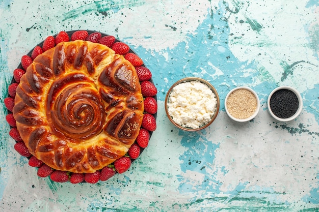 Foto grátis vista superior redonda deliciosa torta assada e bolo doce na mesa azul