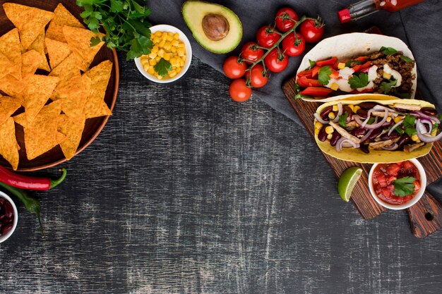 Vista superior saborosa comida mexicana com espaço de cópia