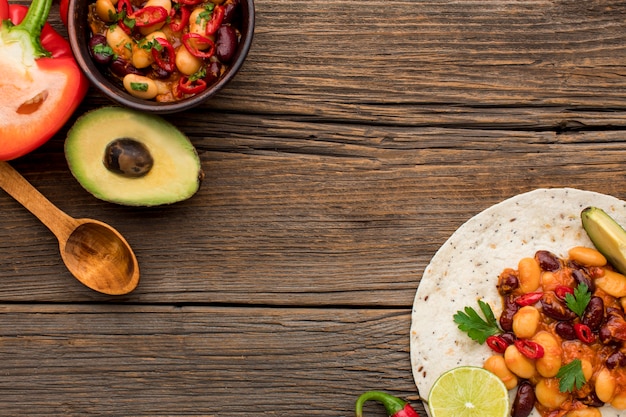 Foto grátis vista superior saborosa comida mexicana pronta para ser servida