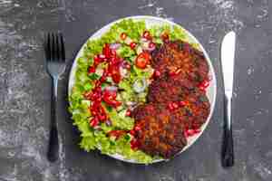 Foto grátis vista superior saborosa costeleta de carne com salada fresca no fundo cinza foto prato de carne