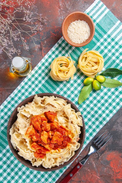 Vista superior saborosa massa cozida com frango e molho em comida de massa de superfície escura