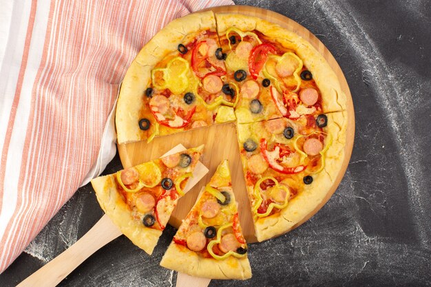 Vista superior saborosa pizza de queijo com tomates vermelhos azeitonas pretas pimentões e salsichas no fundo cinza fast-food italiano massa refeição comida assar
