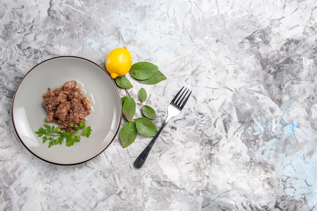 Vista superior saborosa prato de carne com molho na mesa de jantar branco claro