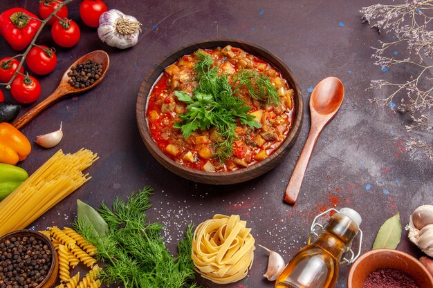 Vista superior saborosa refeição com molho de vegetais cozidos com vegetais e temperos em um molho de prato de jantar de comida de superfície escura