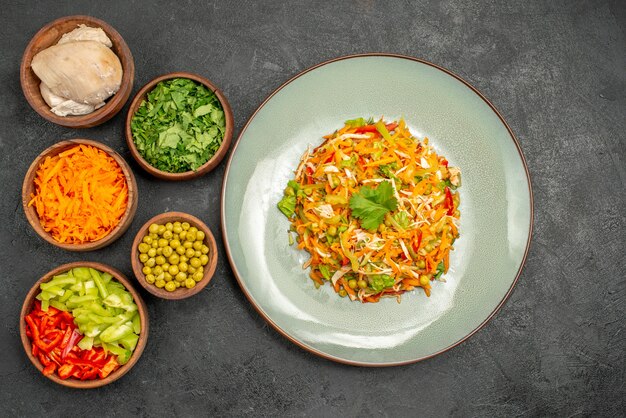 Vista superior saborosa salada com ingredientes na dieta alimentar de salada cinza escuro