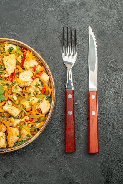 Foto grátis vista superior saborosa salada de frango com vegetais