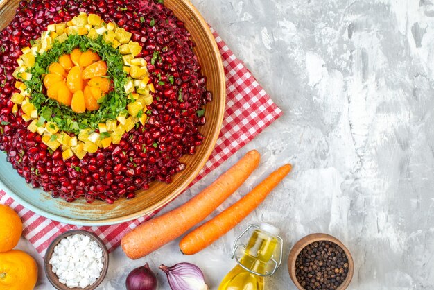 Vista superior saborosa salada de romã na mesa branca dieta saudável salada comida aniversário refeição fruta