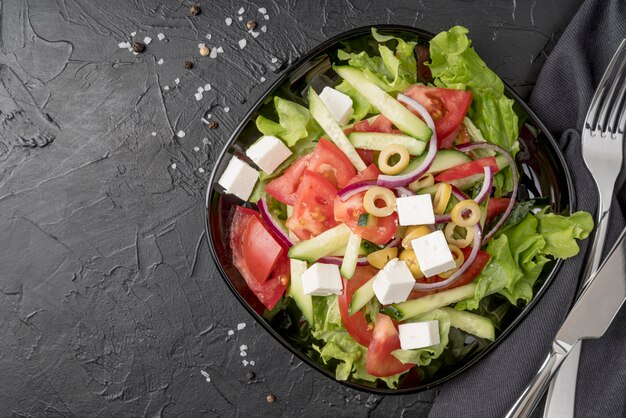 Vista superior saborosa salada em um prato