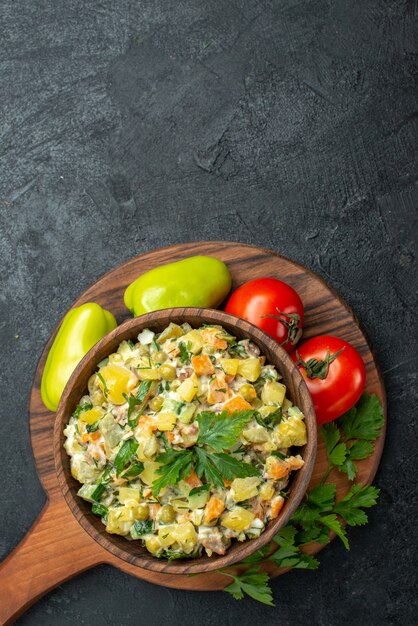 Vista superior saborosa salada maionese com vegetais frescos e verduras em cinza