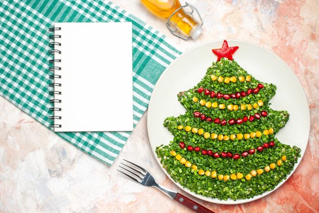 Vista superior saborosa salada verde em forma de árvore de natal no fundo claro