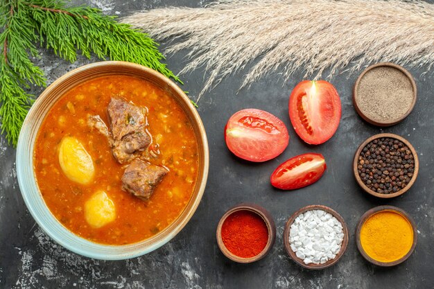 Vista superior saborosa sopa de carne com temperos e verduras