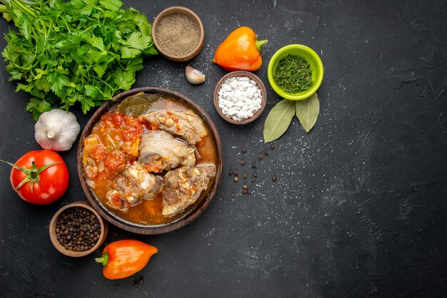 Vista superior saborosa sopa de carne com verduras em carne escura foto colorida molho cinza refeição prato quente