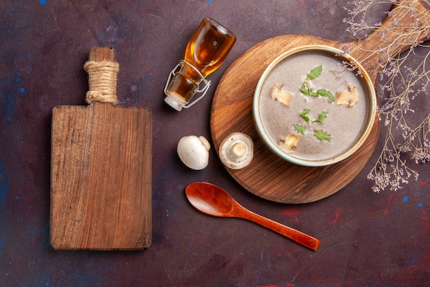 Vista superior saborosa sopa de cogumelos dentro do prato na mesa escura sopa legumes refeição jantar comida