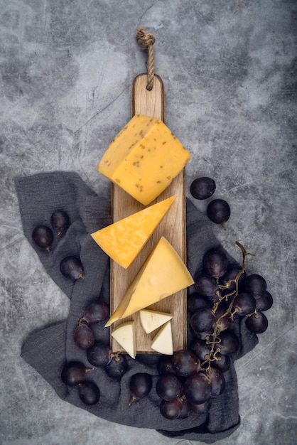 Foto grátis vista superior saborosa variedade de queijo com uvas na mesa