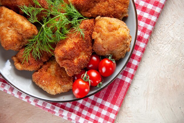 Vista superior saborosas asas de frango com verduras e tomates em fundo claro sanduíche carne almoço jantar batatas fritas refeição de hambúrguer