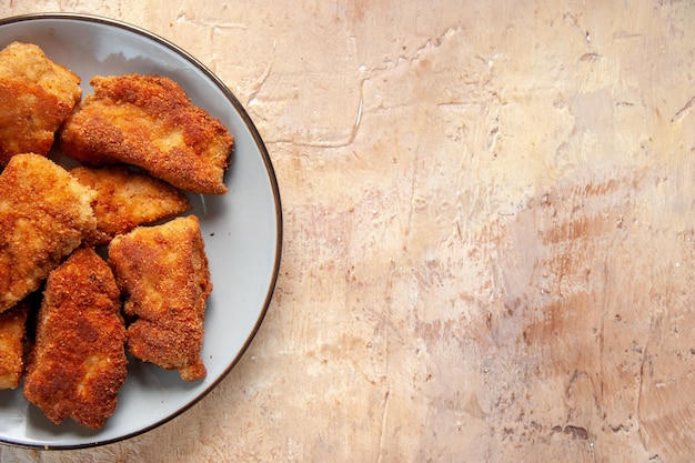 Vista superior saborosas asas de frango dentro do prato na superfície marrom hambúrguer refeição sanduíche comida jantar batatas fritas carne almoço espaço livre