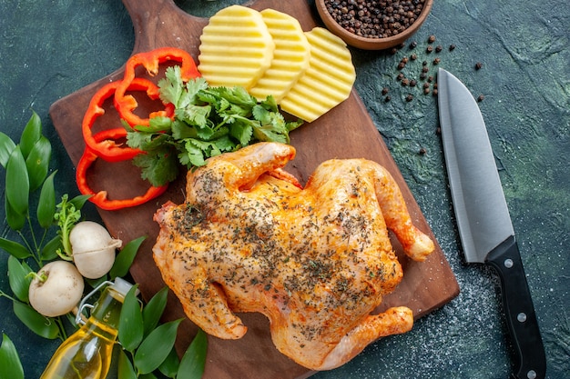 Vista superior saboroso frango cozido temperado com batatas em fundo escuro cor de carne prato restaurante comida jantar refeição