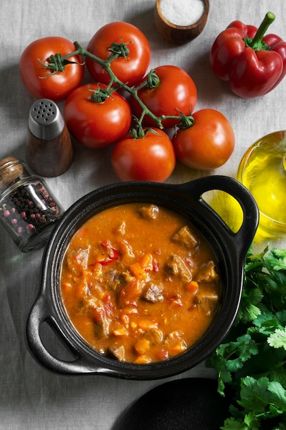 Foto grátis vista superior saboroso goulash e tomate