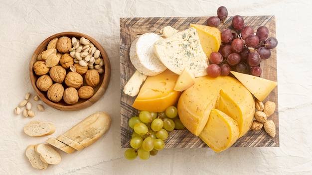 Vista superior saboroso queijo com uvas e nozes