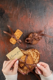 Vista superior saborosos biscoitos doces com anel em fundo escuro casamento sentindo casal presente amor anel de biscoito de férias