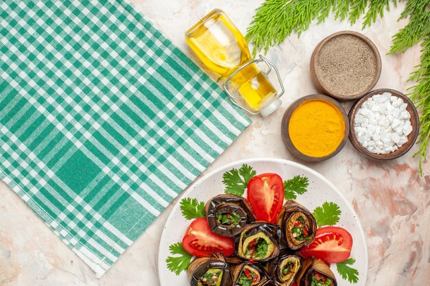 Vista superior saborosos rolos de berinjela com temperos de tomate e verduras