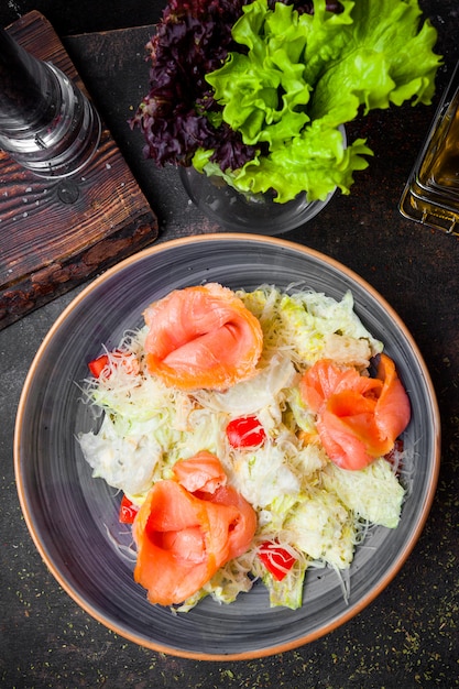 Vista superior salada Caesar com filetes de salmão