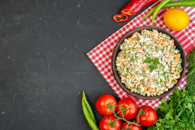 Vista superior salada de legumes com legumes frescos e verdes em fundo escuro salada refeição madura cor férias carne saúde